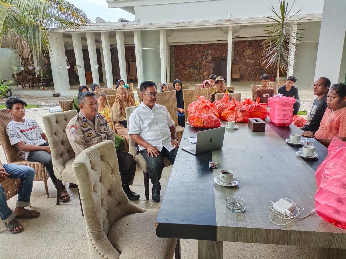 MahmudRusda's tweet photo. Penyaluran sembako kepada warga, semoga bermanfaat untuk kita semua. https://t.co/cDt5PRtvWJ
