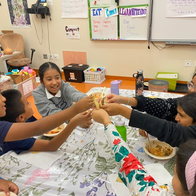 FoodPrintsDC's tweet photo. π½οΈπ₯Cooking in classroomsπ₯π½οΈ
Salad spinners, potato mashers, and eating together are all moments of student collaboration our programs thrive off of. FoodPrints fosters memorable experiences students share with each other.
#dcps #growcookeatlearn #cookingwithkids https://t.co/nOGuili0DA