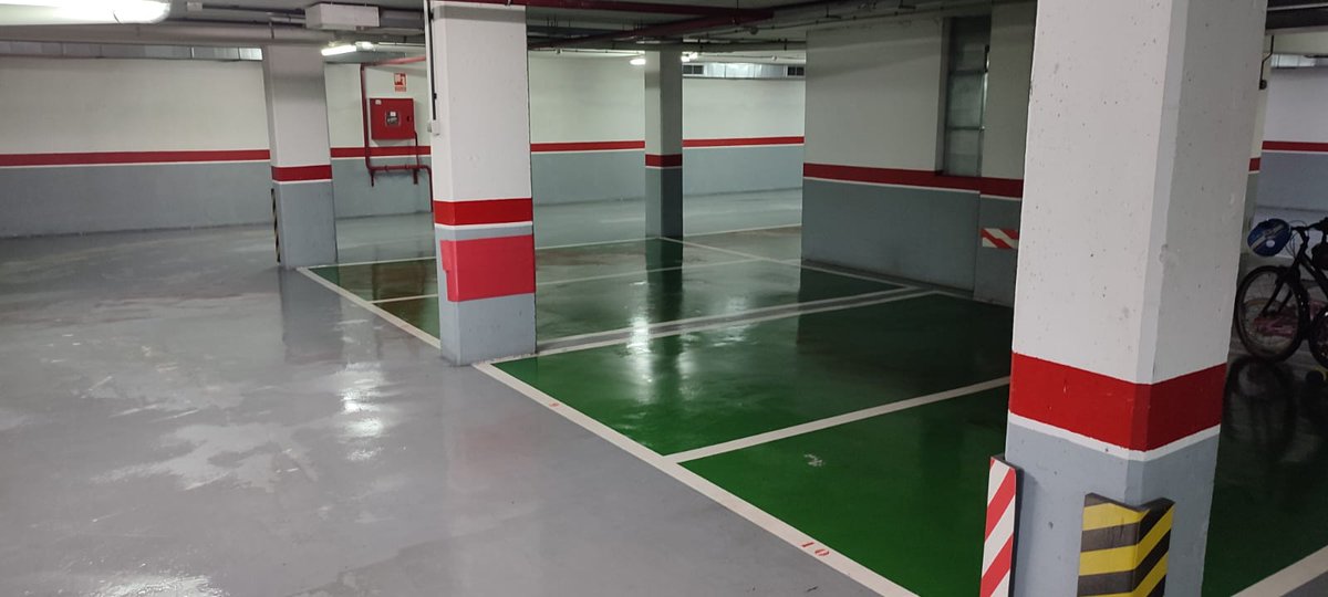 Limpieza y desinfección  de garajes, con  bactericidas específicos para el covid -19 productos autorizados por sanidad, en calle de la Obra. 

Luminarias, tubos, bajantes, rampas, extintores, llaves de luz, accesos a trasteros y puertas de accesos, puerta de entrada.