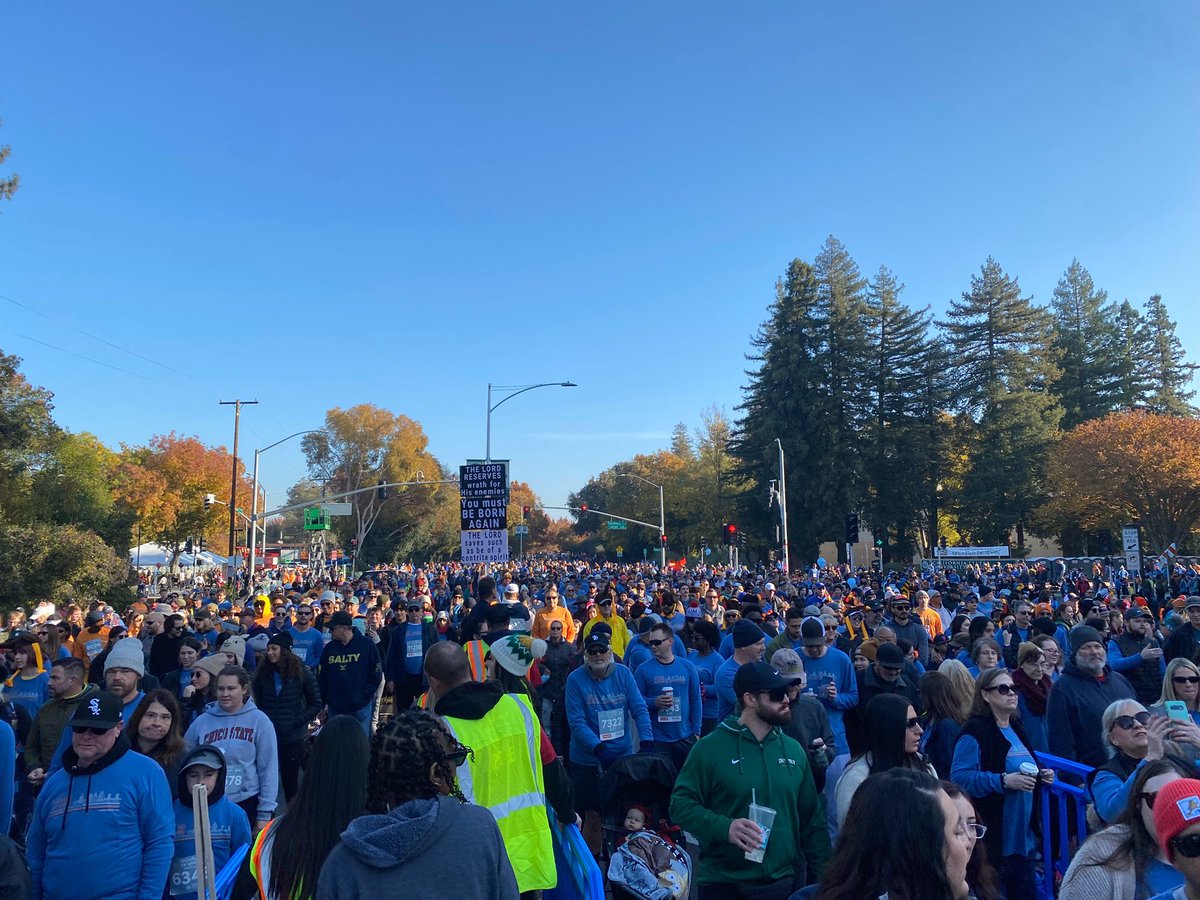 SacStateAlumni's tweet photo. Welcome back from the Thanksgiving holiday break! Before partaking in Thanksgiving grub, we joined our community for another successful #RunToFeedTheHungry. 🏃🏻‍♀️🏃🏽‍♂️🏃🏼💨 It was great to see everyone together out there! #RunToFeedTheHungry2022 #Sacramento #AllInSacramento #RTFTH https://t.co/hgsDVEx4fb