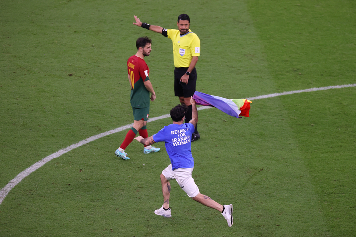JacobsBen's tweet photo. 🇺🇦 "Save Ukraine"
🇮🇷 "Respect for Iranian women"
🌈 LGBTQ+ 💪

A three-for-one message from the pitch invader in the Portugal-Uruguay game. https://t.co/WdRx409BoJ
