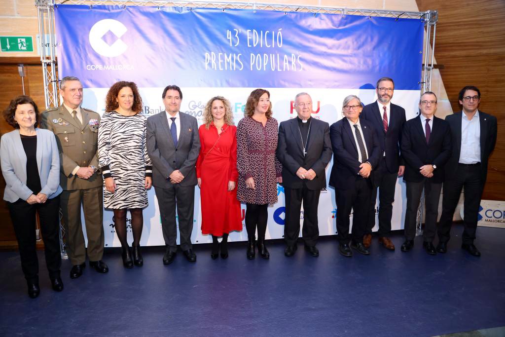 ParlamentIB's tweet photo. El president @vthomasm juntament amb diputats del @ParlamentIB ha assistit a la 43a gala de lliurament del #PremisPopulars 2022 de @CopeMallorca. Enhorabona a @calzadosbestard, Associació Aires d'Andratx, @FundacionAsima, Fundació Naüm i Shella Badaseraye👏👏👏 https://t.co/XTe5kafBrx