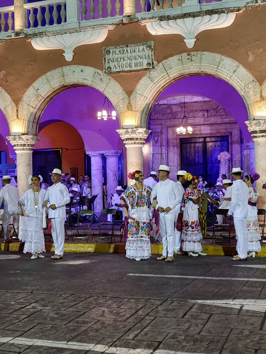 Enamora_Merida's tweet photo. Lunes de disfrutar la Vaquería Yucateca de 9 a 10 de la noche en los bajos del Palacio Municipal.

@VisitMeridaMx https://t.co/9eoHplhXLx