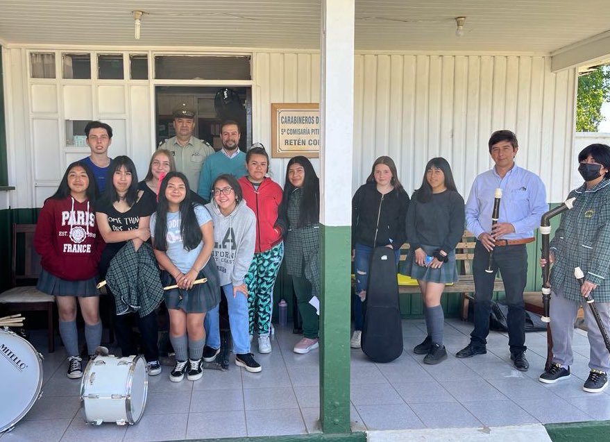 CarabAraucania's tweet photo. #Araucanía: Durante la mañana, Carabineros Retén #Comuy recibieron la visita de alumnos y docentes del Liceo La Frontera de la localidad, quienes ofrecieron un concierto de música clásica al personal policial en reconocimiento a su compromiso con la comunidad. #CarabinerosDeTodos https://t.co/VfQJUj121A