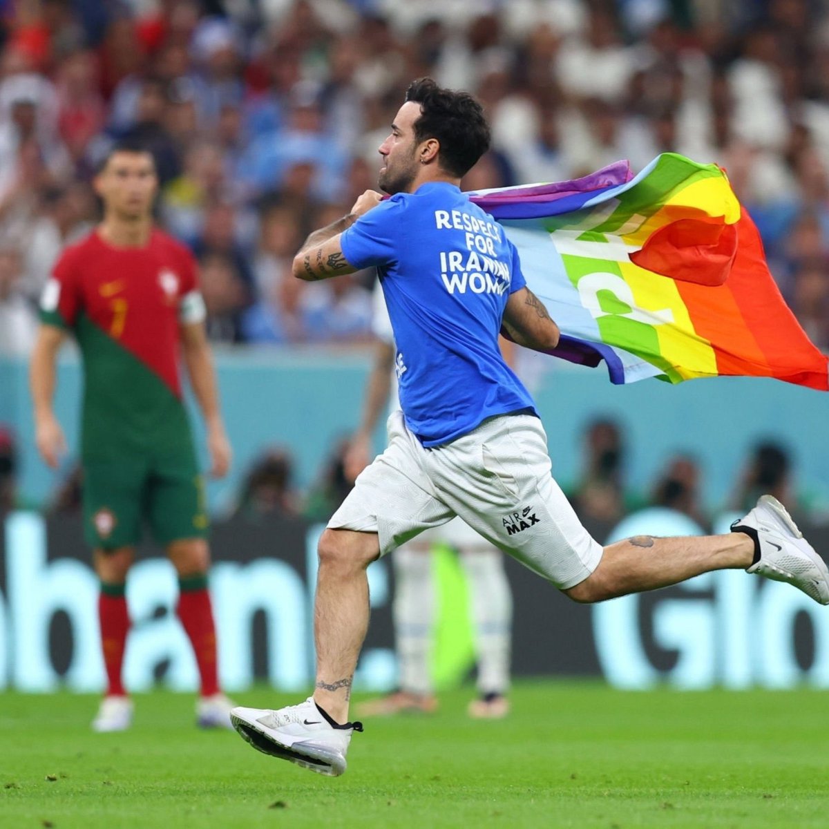 🇵🇹⚽️🇺🇾 | QATAR 2022: Una persona se metió a la cancha en el partido de Portugal-Uruguay ondeando una bandera.