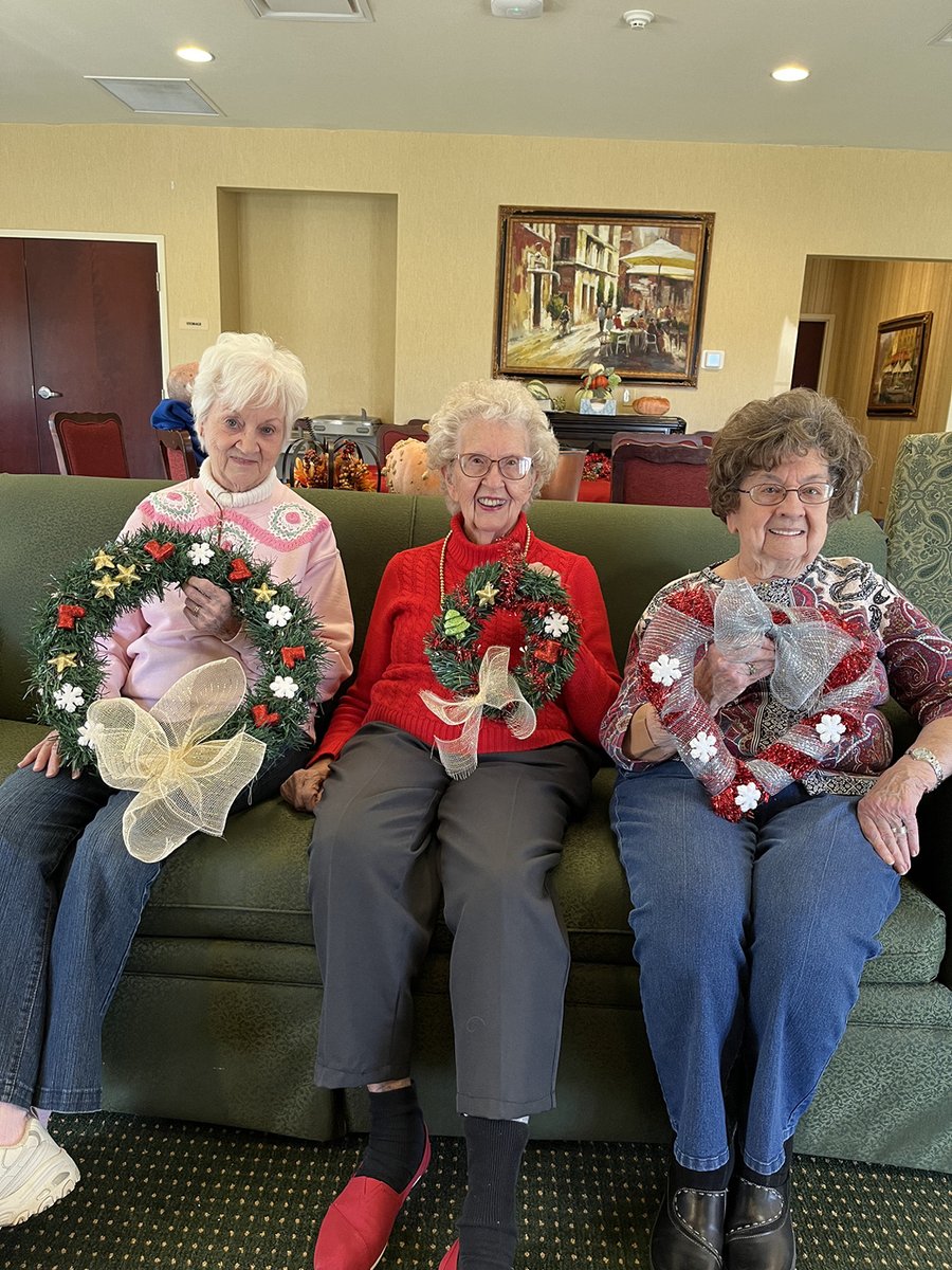 Our Villa residents got in the Christmas spirit and created some beautiful wreaths last week🎄You won’t find any Grinches at our clubhouse! #christmasspirit #trilogyliving #bethanypointechrismas