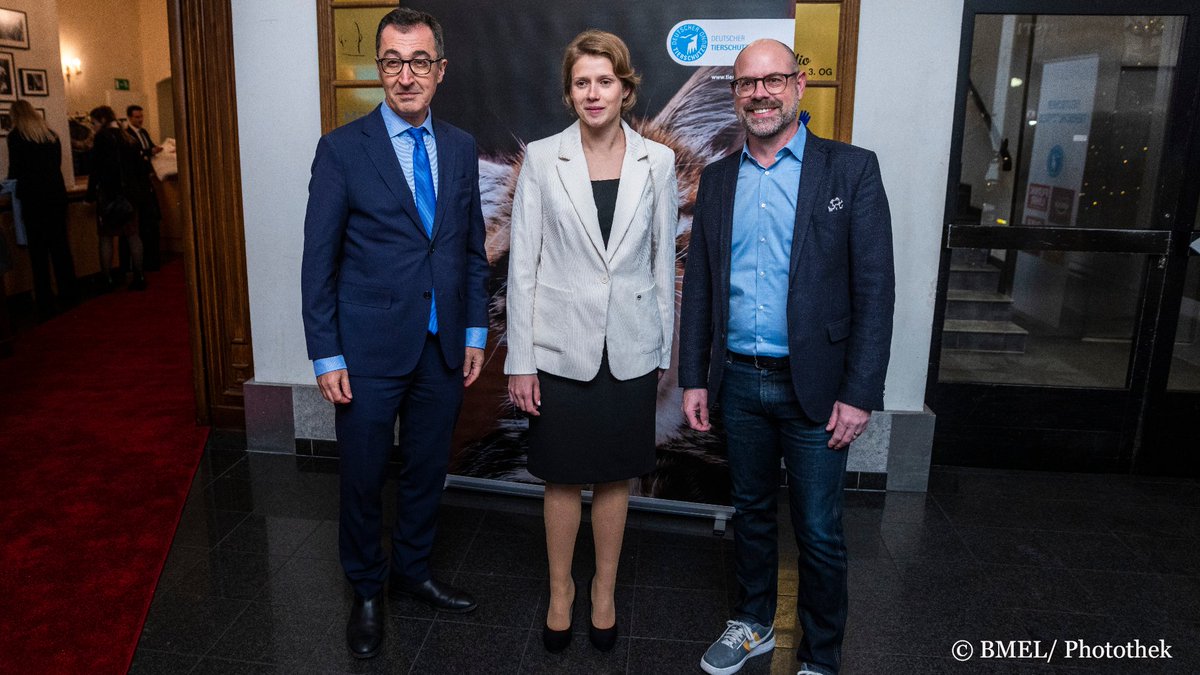 BMLEH_Bund's tweet photo. @tierschutz_bund @cem_oezdemir Fortschritte beim #Tierschutz können nur gemeinsam erreicht werden, betont BM @cem_oezdemir bei der Preisverleihung. Er würdigte und dankte allen Preisträgerinnen, Preisträgern und allen (ehrenamtlich) Engagierten für ihren unermüdlichen Einsatz für hilfsbedürftige Tiere. https://t.co/eg0XwQHvV8
