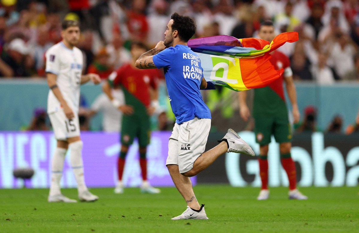 olivernashbb's tweet image. alguien entró corriendo con la bandera LGBT en el partido de Portugal vs Uruguay y la verdad acaba de arriesgar su vida por mostrarla en qatar 🏳️‍🌈