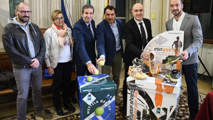 Grazie a L’arena che ha parlato del progetto #esosport. A #Sommacampagna attivi i raccoglitori per scarpe sportive esauste, che verranno poi riciclate per diventare pavimentazione antitrauma.
larena.it/territori/vill…