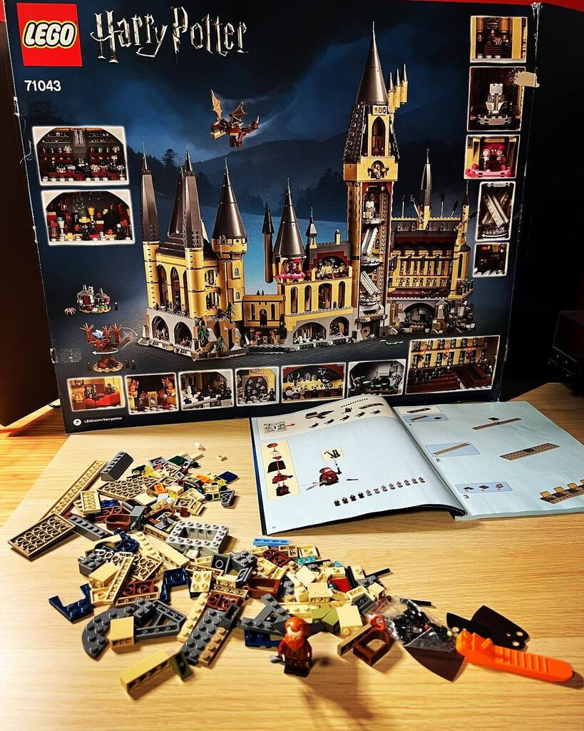 Lipkens's tweet photo. So it begins! 😎 
@lego @harrypotterfilm 
#newhobby #myfirstlegoset #legohogwartscastle #harrypotter #hogwarts https://t.co/luCSl2UUwD https://t.co/cVzk02F6j2