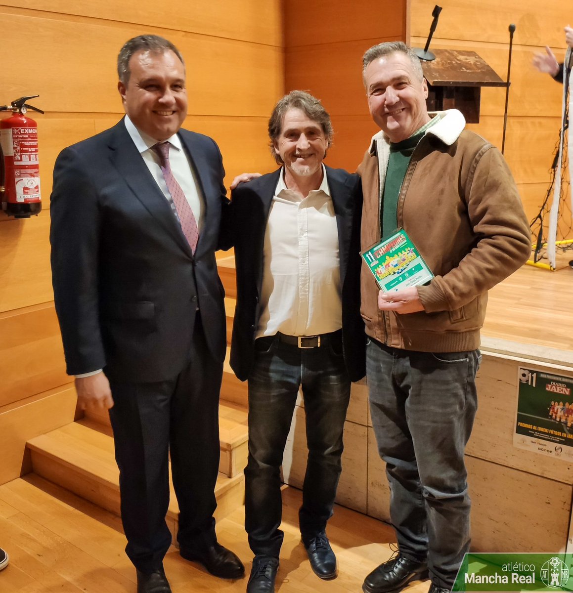 atmanchareal's tweet photo. 📷 En el día de hoy, nuestro jefe de material y directivo José Casas, ha sido premiado por @DiarioJAENes en la gala 11 Campeones por su aportación al fútbol provincial a través de sus valores y buen hacer.

 #EnhorabuenaJose 💚 https://t.co/bQrfn5qdd4