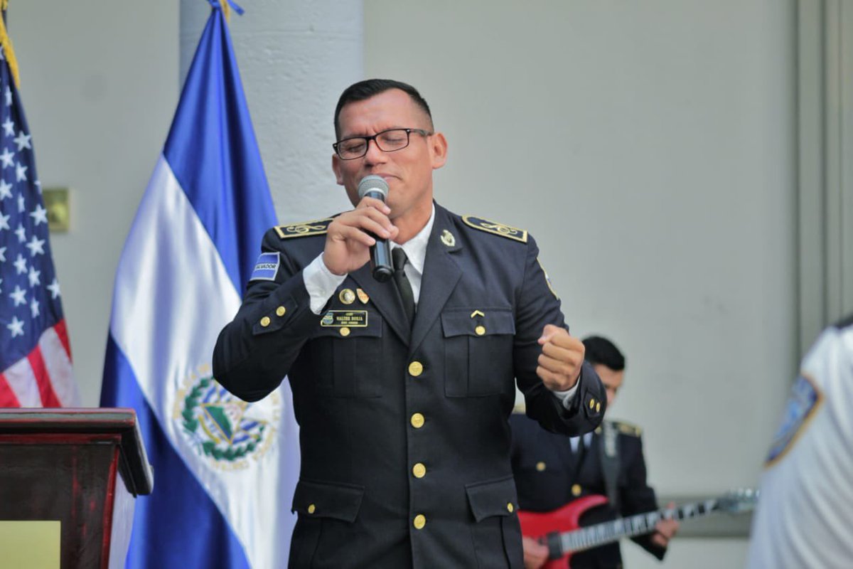 AronetteMencia's tweet photo. Los capellanes como hombres y mujeres que aceptan el compromiso de ser instrumentos de Dios en su proceso de restaurar la salud mental, física, social y espiritual de la humanidad,donando su vida al prójimo. 🌿
#Capellan #MinisterioCristianoPolicial #Servicio #Dios https://t.co/XcITRJXc60