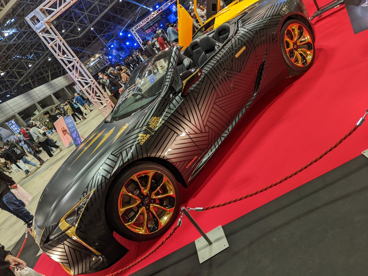 Chris2KLee's tweet photo. This dope ass gold Black Panther car at #TokyoComicCon just confirms one thing, #KillmongerWasRight https://t.co/ODzbyfC73i