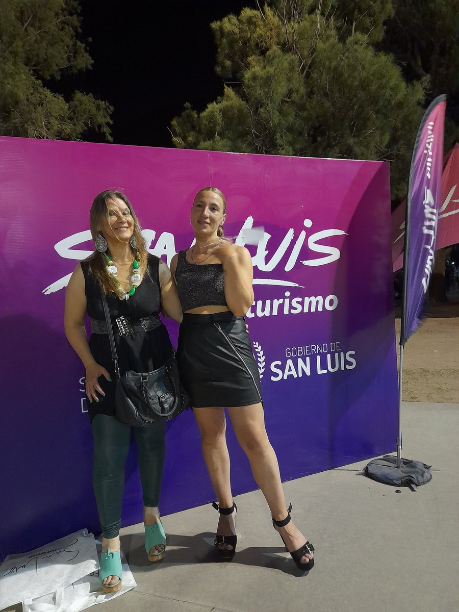 RoversoMaria's tweet photo. Anoche acompañando a mi hermana en su primer desfile de moda Circular ♻️⚘️🌹🌷❤️ https://t.co/hVh1IHf3nw