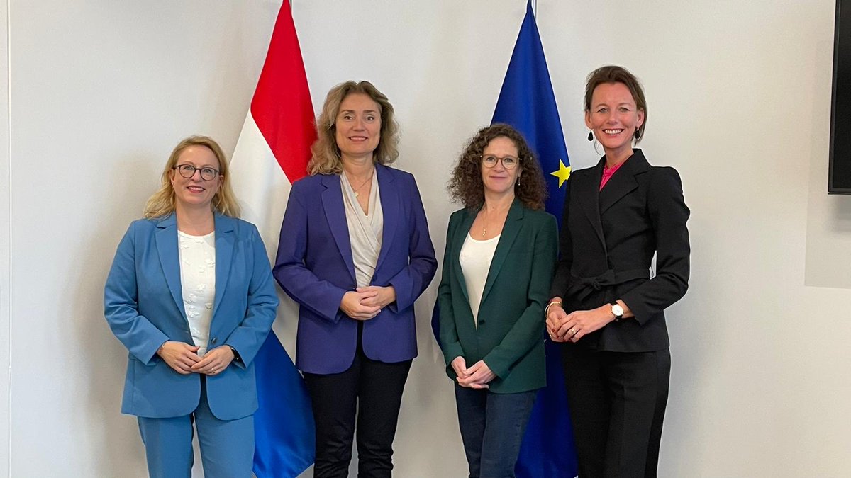 Vandaag bracht de Kamervoorzitter ⁦<a href="/Vera_Bergkamp/">Vera Bergkamp</a>⁩ een werkbezoek aan Brussel. Ze sprak oa met Nederlandse Europarlementariërs en de Permanente Vertegenwoordiger en kreeg een rondleiding door de plenaire zaal van het #EP en het bezoekerscentrum Parlamentarium.