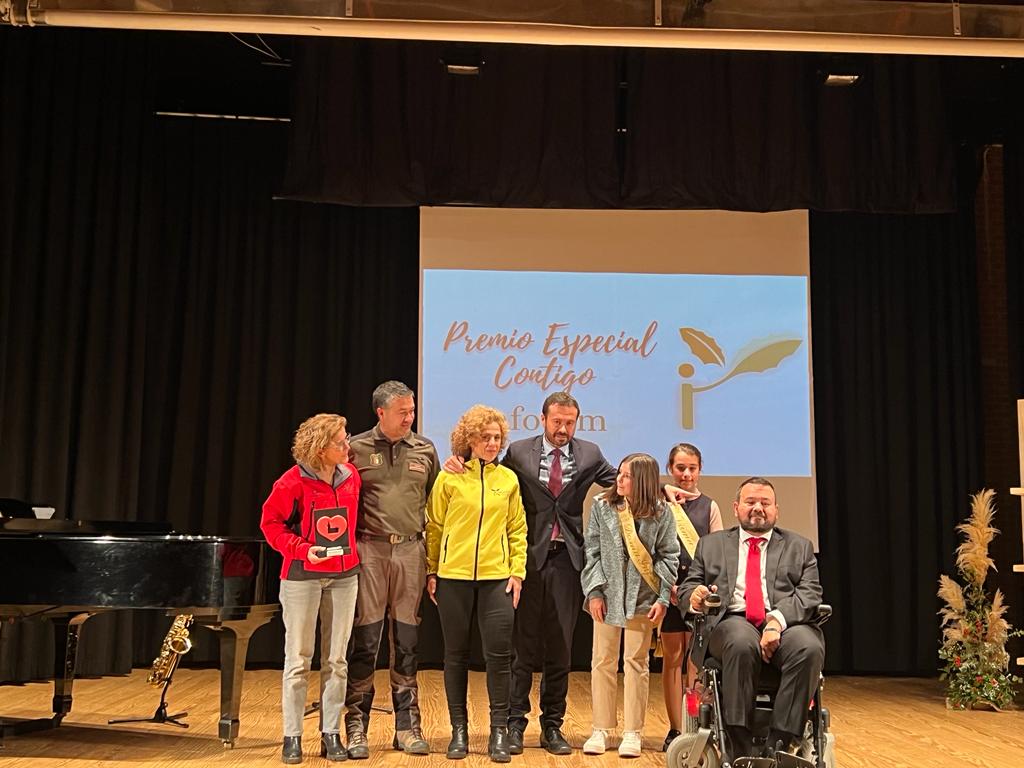 Plan_INFOCAM's tweet photo. El consejero de @DSostenibleCLM  @JL_escudero recoge el premio Especial Contigo otorgado al @Plan_INFOCAM de @gobjccm por el ayuntamiento @aytolaroda en la #GalaContigo https://t.co/V3fbFVpn1g