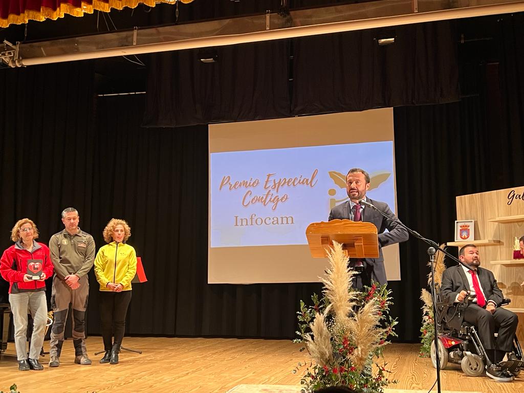 Plan_INFOCAM's tweet photo. El consejero de @DSostenibleCLM  @JL_escudero recoge el premio Especial Contigo otorgado al @Plan_INFOCAM de @gobjccm por el ayuntamiento @aytolaroda en la #GalaContigo https://t.co/V3fbFVpn1g