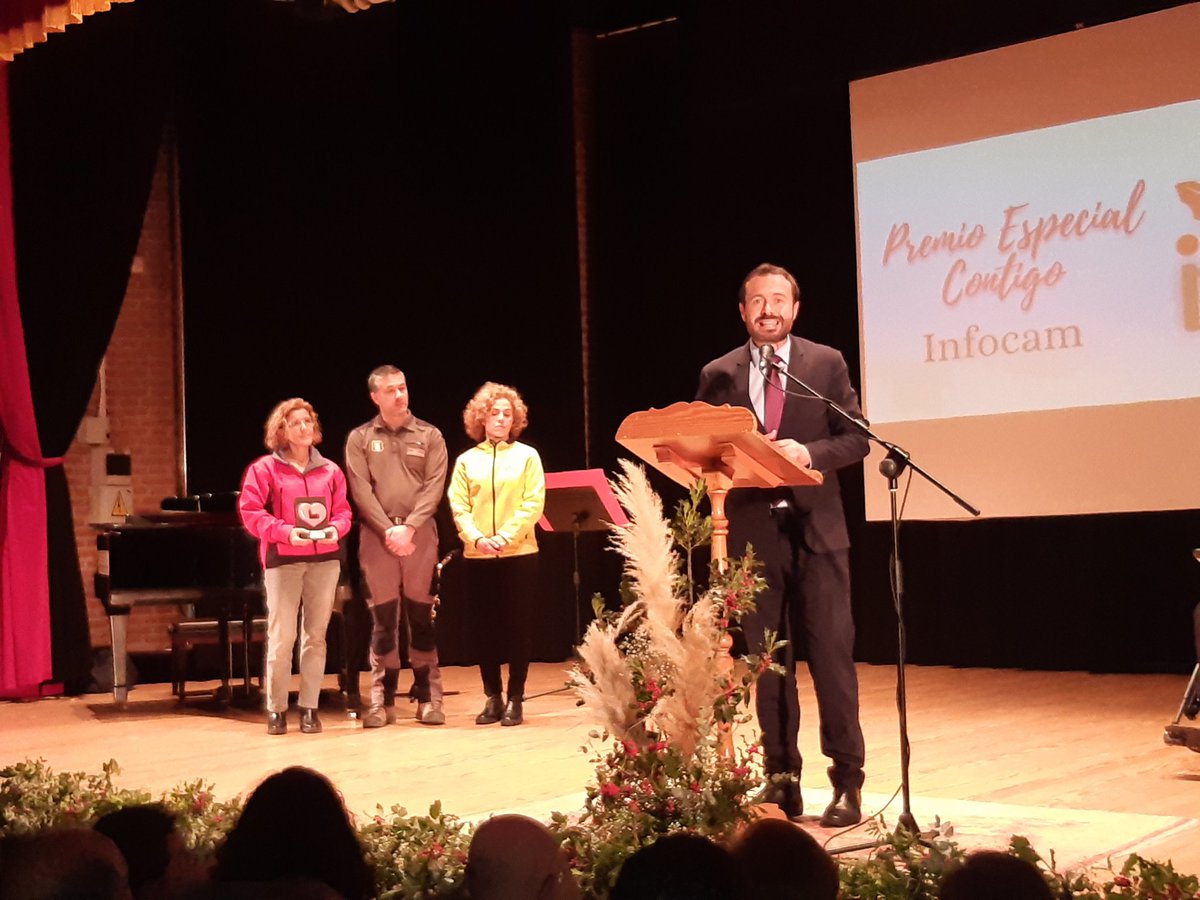 Plan_INFOCAM's tweet photo. El consejero de @DSostenibleCLM  @JL_escudero recoge el premio Especial Contigo otorgado al @Plan_INFOCAM de @gobjccm por el ayuntamiento @aytolaroda en la #GalaContigo https://t.co/V3fbFVpn1g