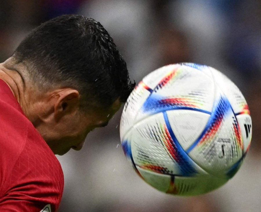 Cr7stianismo_'s tweet photo. Venid y mamádmeIa muy despacito. El flequillo de Cristiano toca efectivamente el balón. https://t.co/4Uyo8Pe175