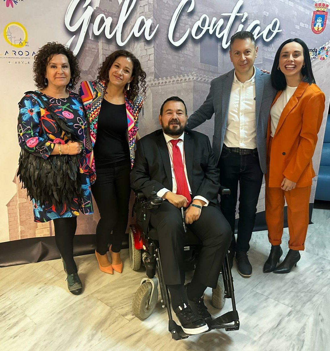juliancanocmt's tweet photo. Hoy, en La Roda, II Gala Contigo nuevo reconocimiento 🏆🏆🏆 para el programa #HéroesAnónimos y también para #Solidarios 

Gracias @aytolaroda y @jramoresAlcalde y felicidades a todos los premiados, entre otros @Plan_INFOCAM @AytoAlbacete @dipualba @JL_escudero @FundlaCaixa https://t.co/2g5UVeArKA