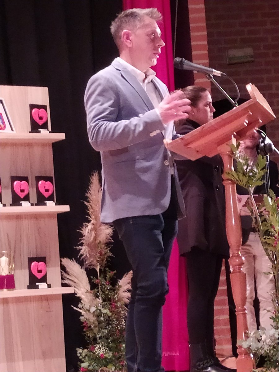 juliancanocmt's tweet photo. Hoy, en La Roda, II Gala Contigo nuevo reconocimiento 🏆🏆🏆 para el programa #HéroesAnónimos y también para #Solidarios 

Gracias @aytolaroda y @jramoresAlcalde y felicidades a todos los premiados, entre otros @Plan_INFOCAM @AytoAlbacete @dipualba @JL_escudero @FundlaCaixa https://t.co/2g5UVeArKA