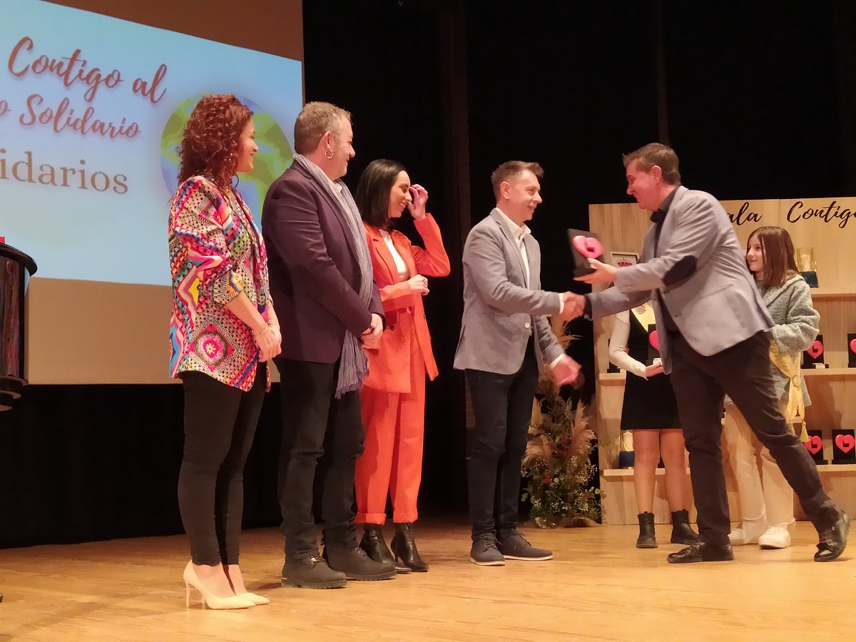 juliancanocmt's tweet photo. Hoy, en La Roda, II Gala Contigo nuevo reconocimiento 🏆🏆🏆 para el programa #HéroesAnónimos y también para #Solidarios 

Gracias @aytolaroda y @jramoresAlcalde y felicidades a todos los premiados, entre otros @Plan_INFOCAM @AytoAlbacete @dipualba @JL_escudero @FundlaCaixa https://t.co/2g5UVeArKA