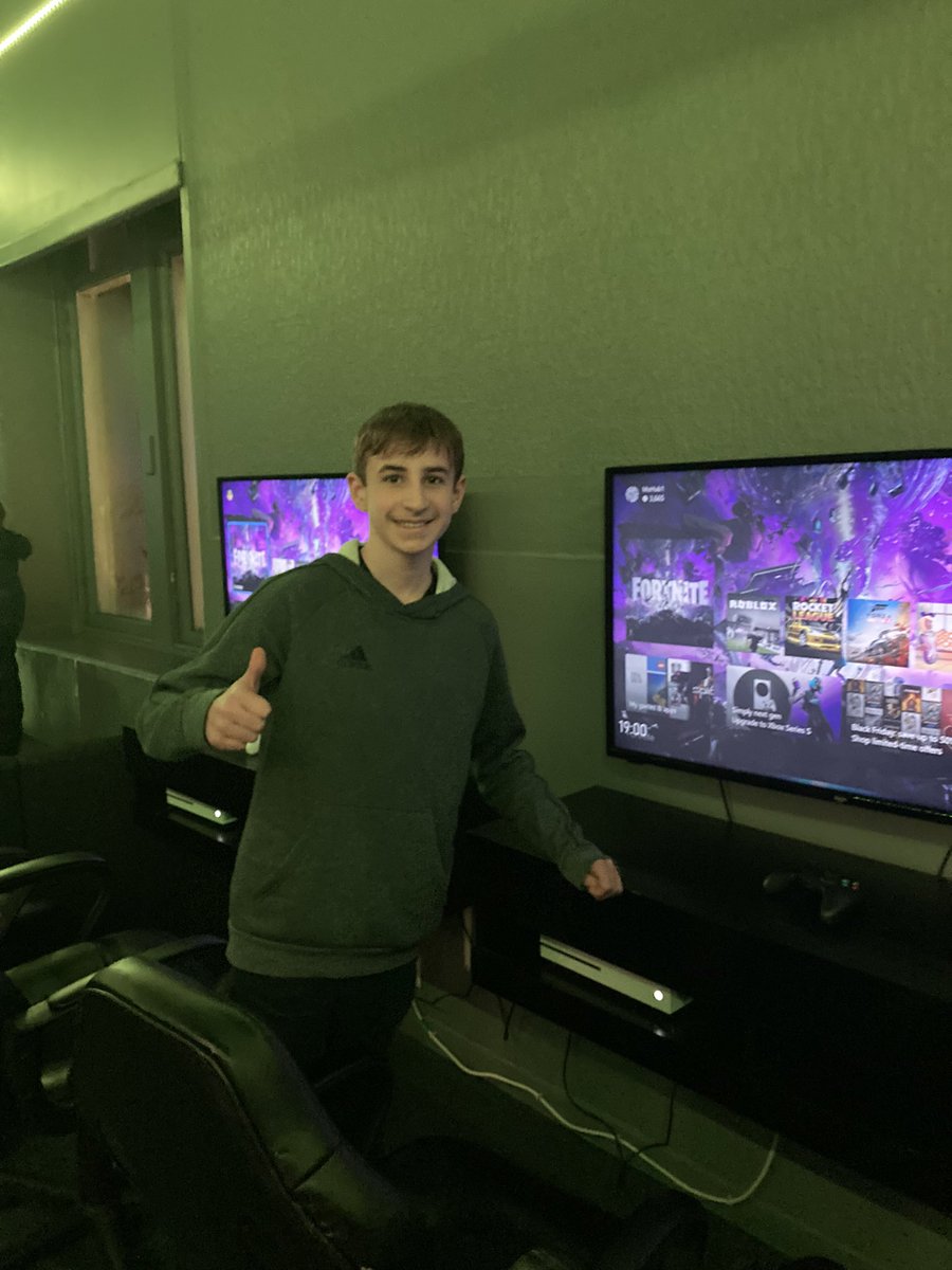 ClareTBrown's tweet photo. Loved visiting #MoHub Youth Centre @Montrose run by YMCA #YouthWorkMatter #YouthWorkChangesLives https://t.co/xxNXv6Wi4X