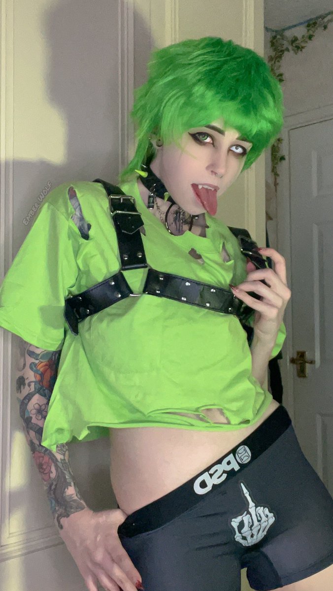 wolfiesantics's tweet photo. Why settle for either a goth boy toy or goth gf when you can have both 😋 https://t.co/lSPDBbKxRE