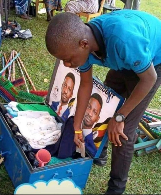 emma_jayen's tweet photo. #Uganda had it not been H.E.Kyagulanyi (Bobi Wine) we wouldn't have  known how coward m7 is, who was banding himself names. A primary pupil shook his ass https://t.co/1YoFbc1R31