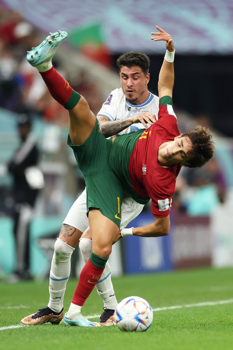 MartinCharquero's tweet photo. Ganó Portugal 2-0. A los 20 minutos el partido ya obligaba el replanteo. Uruguay se hundió en su campo en todo el 1T. Tras el gol a los 54,recién a los 62 llegaron los cambios que fueron el despertar del equipo.Todo tarde. Tiempo regalado. Clasificación en riesgo. #MundialEnEl10. https://t.co/idaYNwqu29