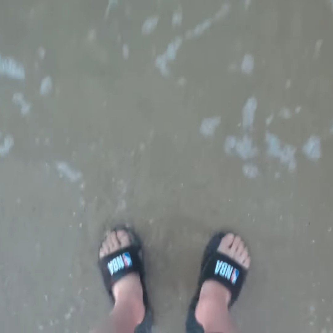 kinda low quality but high quality in terms of feet 
#minho #leeknow #straykids #skz #feet #foot #toes #malefeet #malefoot #asianfeet #koreanfeet #kpopfeet