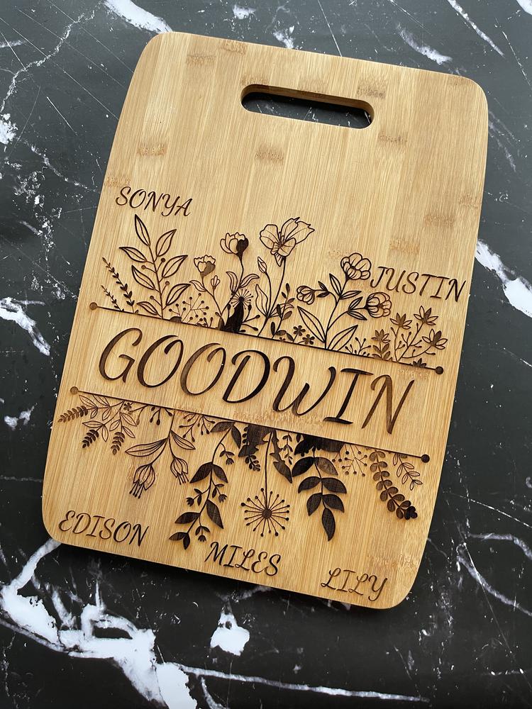 SonletMarket's tweet photo. This #gorgeous #customcuttingboard will be a #gift everyone will enjoy! by #SimplybySJ 
#Customize with any #message or #design you'd like. Great for #christmas and #holiday #hosting Check out #sonletmarket for more! https://t.co/c7u437WwrW