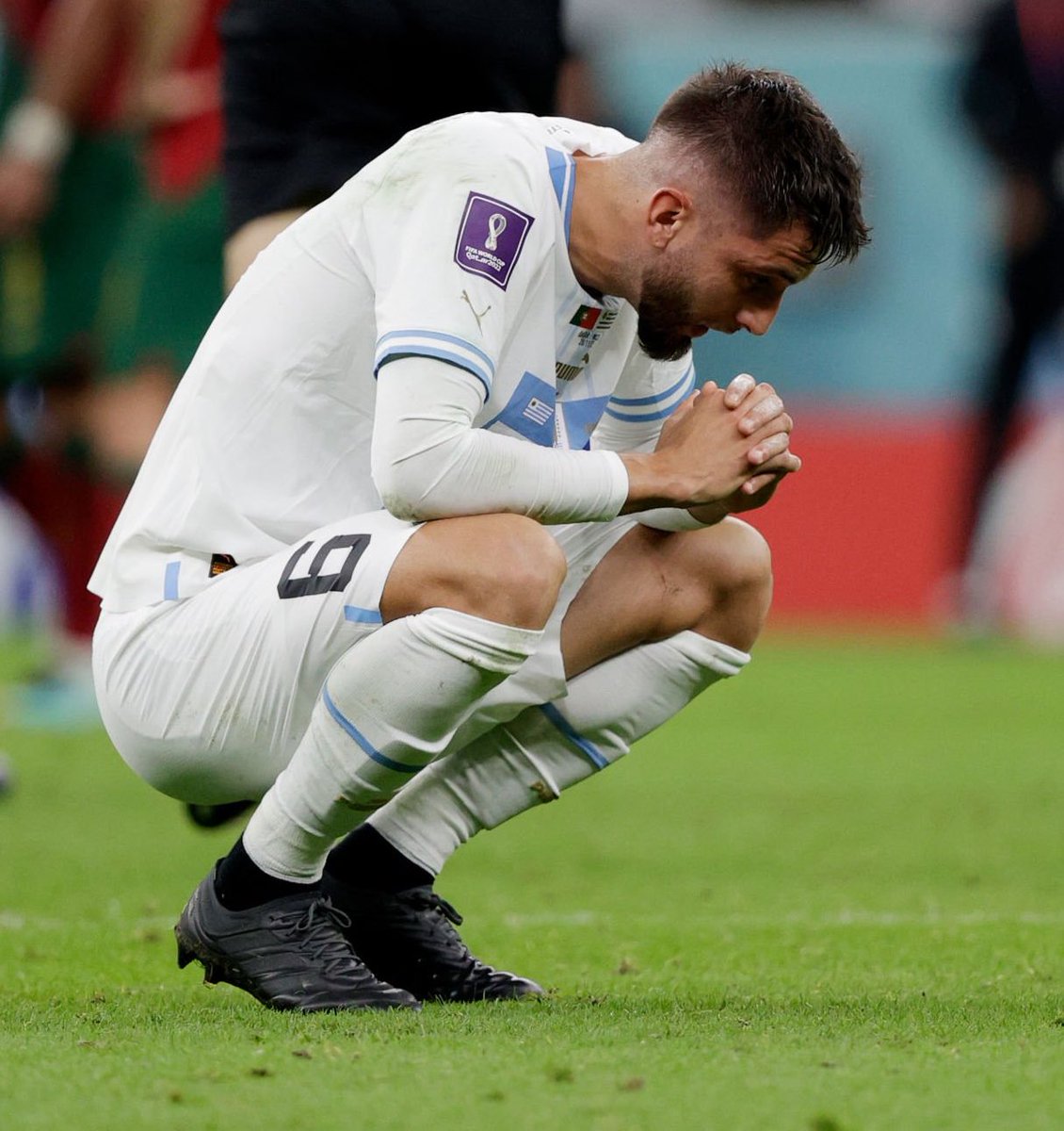 jotalauz's tweet photo. A nadie le debe doler más esto que a Rodrigo Bentancur. En un plan de juego que lo obligó a multiplicarse y activar alturas sin apoyos, clarificó, recorrió distancias, y condujo a Uruguay a dictaminar momentos del juego.

¿En síntesis? Meter huevo es jugar. Y a este le sobra. https://t.co/FJyhbD23aU