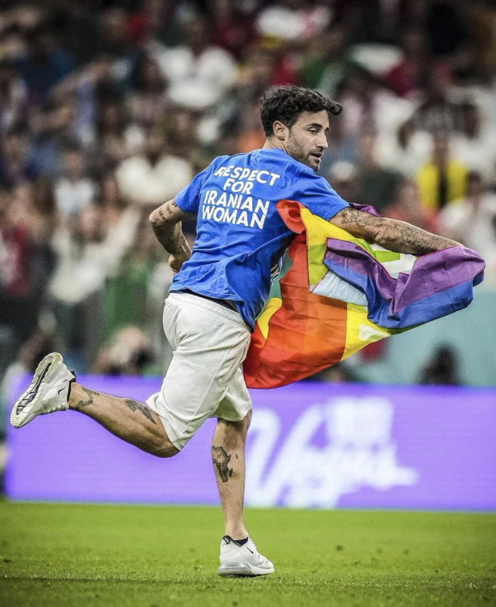 Beim heutigen Portugal-Uruguay Spiel ist ein Zuschauer mit einem Shirt auf dem „Respect for Iranian Woman“ auf der Hinterseite stand und einer Regenbogenflagge in der Hand auf das Feld gelaufen. Auf der Vorderseite stand „Save Ukraine“. Ehrenmann 🖤#IranRevolution