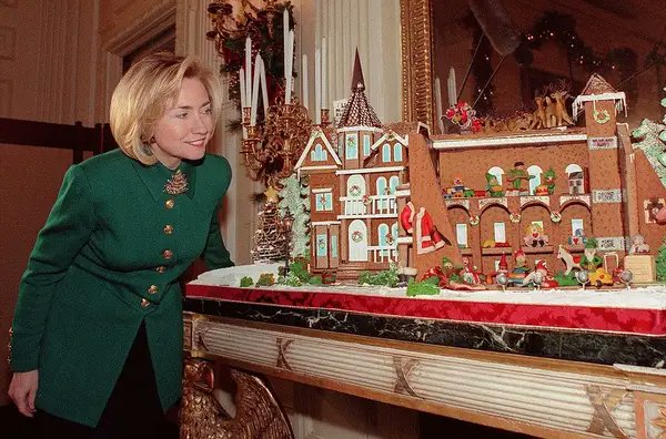Happy December from the #ClintonHouse!☃️ Over the yrs, there’s been plenty of chatter abt #HillaryClinton and just how deep her love of Christmas goes, but we think this says it all.🎄

📸Joyce Naltchayan/AFP
📍#ClintonHouseMuseum | #FayettevilleArkansas
🕙Thu/Fri/Sat | 10am-4pm