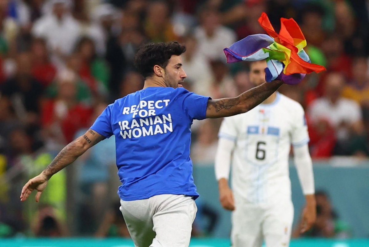 arminarefi's tweet photo. ÉNORME. Un spectateur vêtu d’un T-shirt au dos duquel était inscrit en anglais « Respect pour les femmes iraniennes » s’est introduit sur la pelouse du match Portugal-Uruguay ce lundi 28 novembre avant d’être intercepté par les stadiers. #Iran #FIFAWorldCupQatar2022 #MahsaAmini https://t.co/pPpokH2PjP