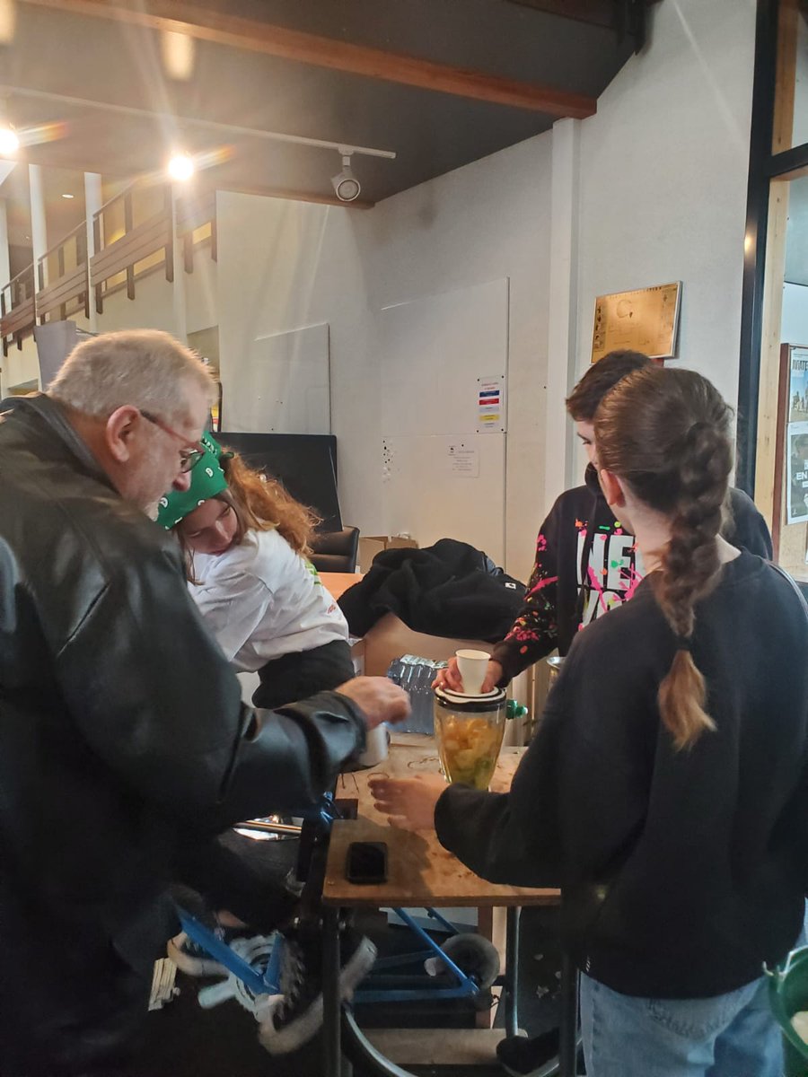 ClgMermoz40600's tweet photo. @ClgMermoz40600 
✅️Participation active des eco délégués du collège au salon du Climat samedi 26 novembre à Parentis en Born.
✅️Continuité des actions recyclage, tri, zéro déchet 
Bravo à tous, élèves et professeurs. https://t.co/6ZJhdlk7i9
