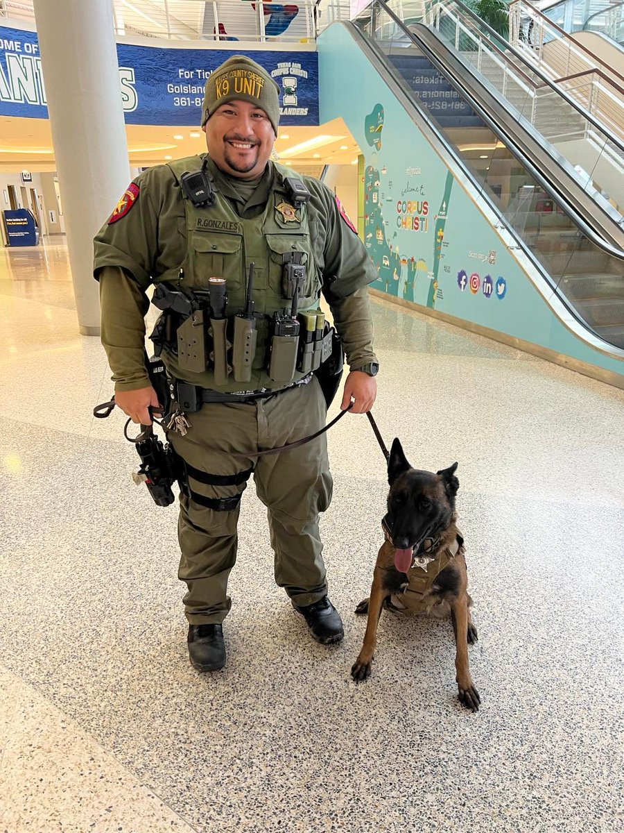 flyccia's tweet photo. During #Thanksgiving travels at #CCIA, @GoTeamTherapyD volunteers comforted travelers, and K9 Hera and Deputy Gonzales from @NuecesCoSO offered protection during the busy travels! ❤️🐕 

#thankyou #flyccia #holidays #travel #airport #flight #aviation #corpuschristi #southtexas https://t.co/zufu3Rb6ia