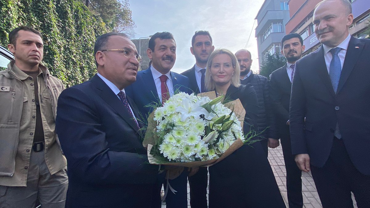 akgenczonguldak's tweet photo. Bir dizi ziyaret ve programlara katılmak üzere şehrimizi teşrif eden Adalet Bakanımız Sn. Bekir BOZDAĞ, parti binamızı ziyaret etti.
 Sayın Bakanımıza nazik ziyaretleri ve hoş sohbetleri için teşekkür ediyoruz . @bybekirbozdag ❤️ https://t.co/YV1pYPLrTM