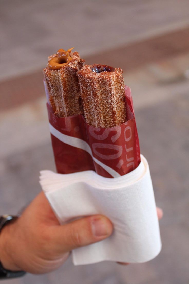 yourminhotruly's tweet photo. @91Keynandra Ski air? Gampang. Nanti kutemenin sampe sore, sampe pegel-pegel kakinya.

Bentar *lari secepat kilat ke kios churros, lalu balik lagi*.
Nih, yang satu isi karamel, yang satu cokelat. Mau dua-duanya buat kamu juga boleh. https://t.co/PBFEGmLB6n