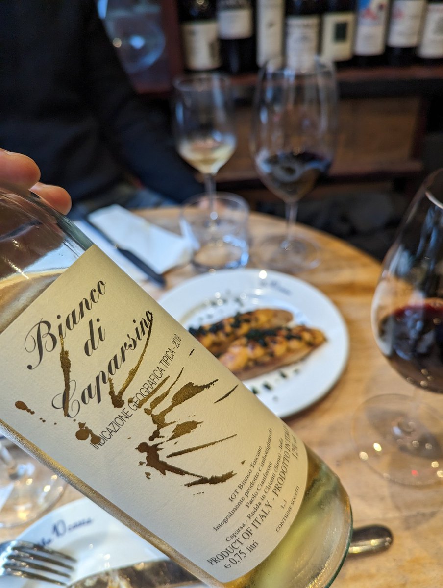 campos_nacho's tweet photo. Monday meetings done right. Bianco de Caparsino - Trebbiano and Malvasia aged for 3 months in acacia barrels. Terrific texture, herbal savoury finish and wonderful with that brown Crab rarebit.
#10Cases #LesCavesDePyrene #Caparsa https://t.co/qIkrh0Ylk3