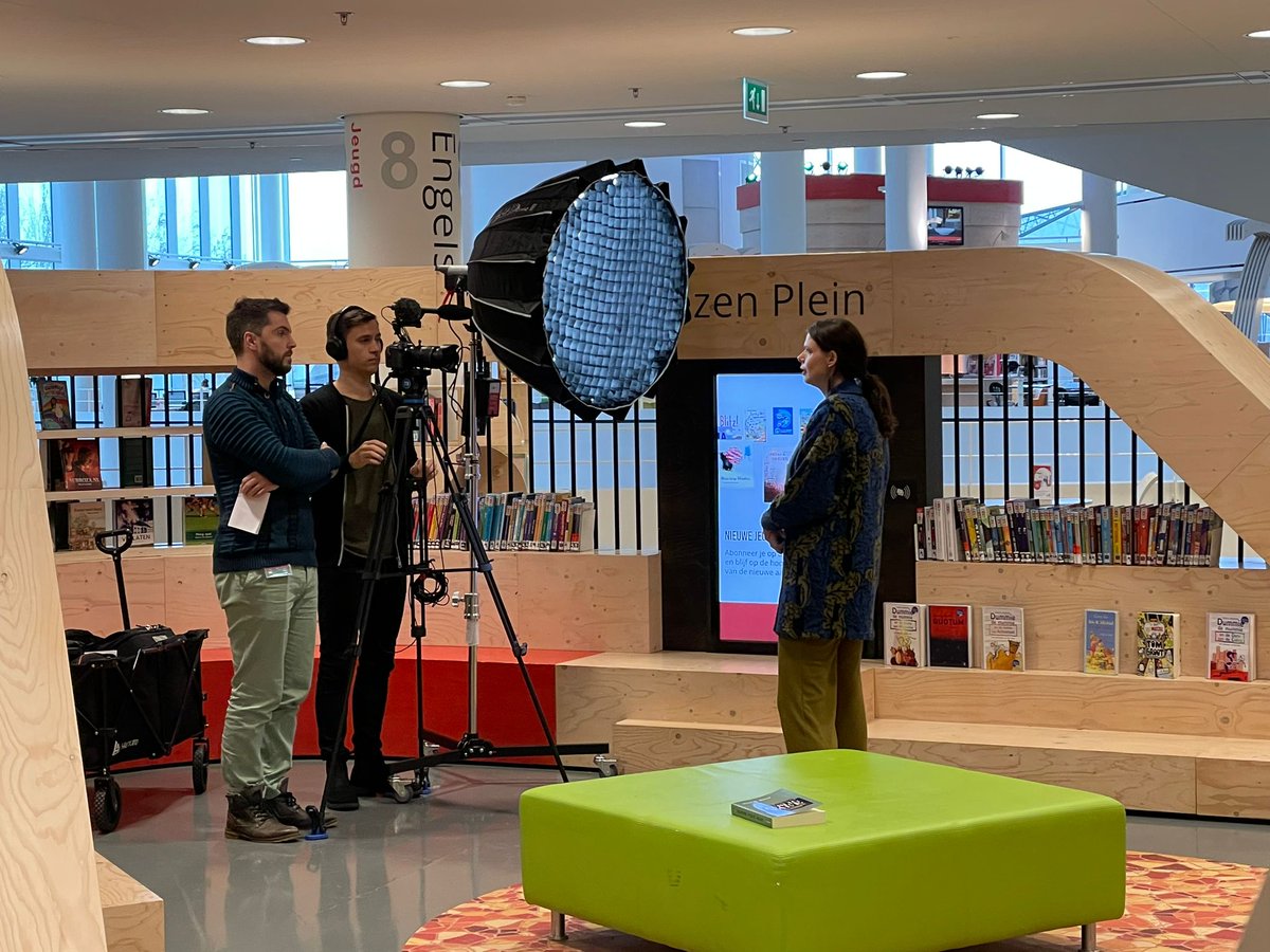 RoelZuidhof's tweet photo. Bibliotheek #nieuwegein @BiebNieuwegein vanmiddag alweer TV locatie, nu voor #RTVUtrecht @rtvulive dichter #LizDitters met #Sinterklaasgedichten in het #pluscafe https://t.co/19cKGwnPZf
