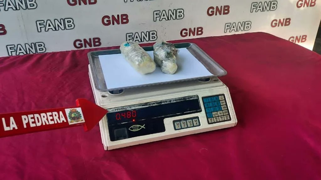 La GNB del Punto de Control de La Pedrera detuvo a una ciudadana a quien se le incautó 2 envoltorios de presunta sustancia ilícita ocultos en 2 paquetes de pañales, con un peso aproximado de 480 gramos, procedente de Colombia con destino a Acarigua, edo. Portuguesa.