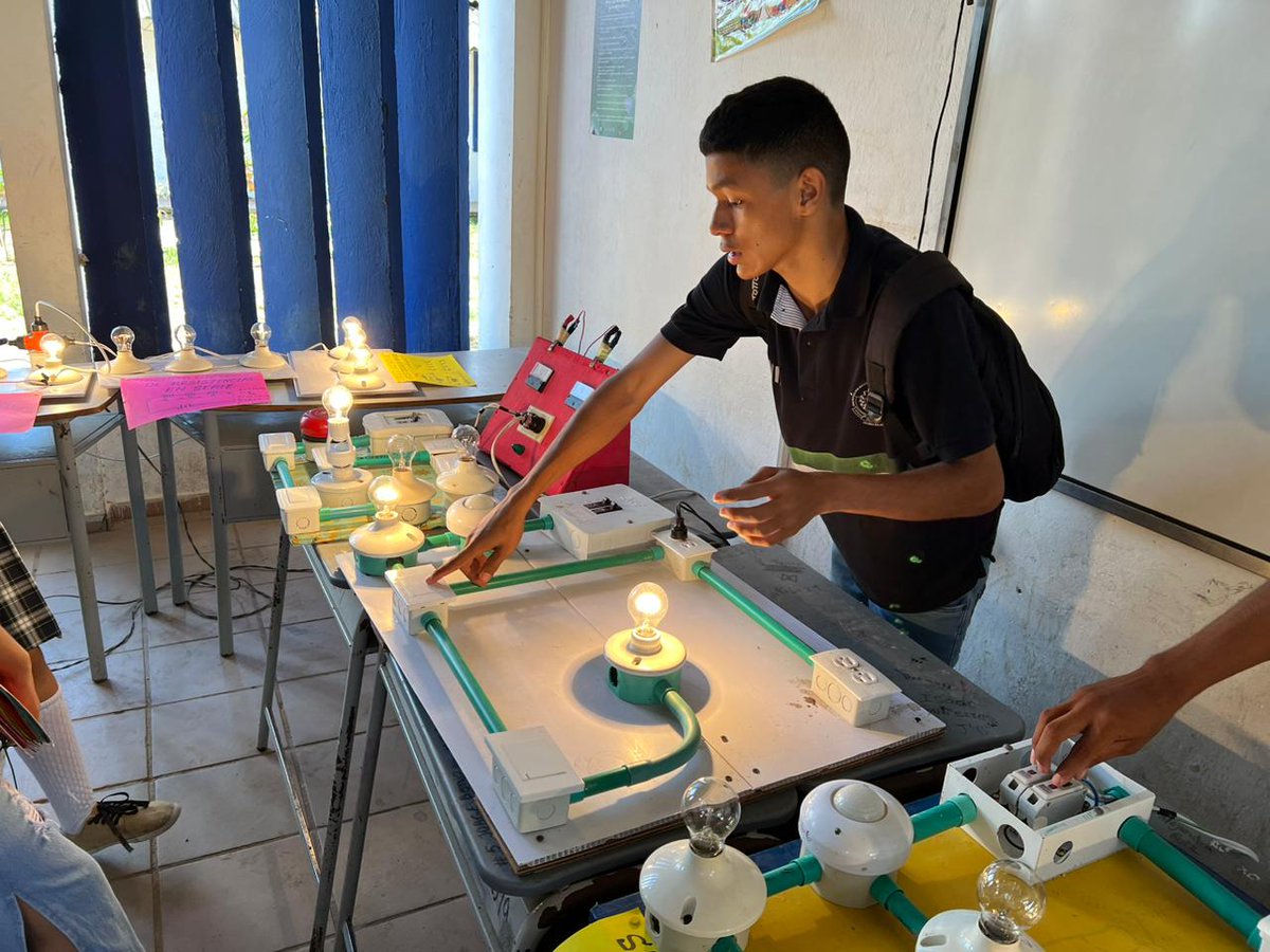 SENAenBolivar's tweet photo. #SENAEsFormacion |  Aprendices🙋🏻‍♂️🙋🏽de la IE Don Bosco de📍#Arjona que se forman mediante el programa Articulación con la Media Técnica del Centro Petroquímico de @SENAenBolivar, participaron de Muestra Productiva con proyectos creados desde sus ambientes de formación. https://t.co/QrKqjcQD50