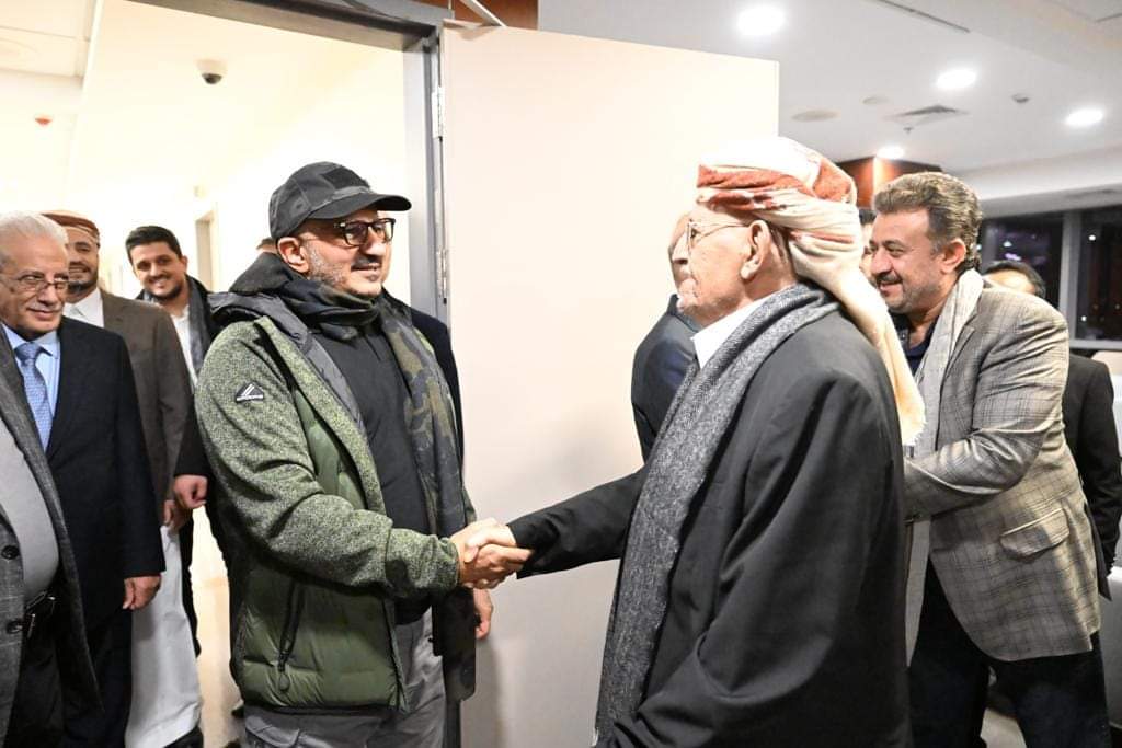 نائب رئيس المجلس الرئاسي  قائد المقاومه الوطنية رئيس المجلس السياسي  
العميد الركن  طارق  صالح  يقوم بزياره  الشيخ صادق ابن عبدالله الاحمر في مقر إقامته العلاجيه  في مدينه الملك عبدالله الطبيه في الأردن 

كبير انت يا ابو عفاش  هولاء من يحملون هم وطن  حفظك الله سياده القائد