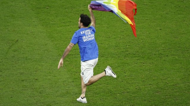 Cooperativa's tweet photo. [Fotos] La invasión del aficionado con bandera del arcoíris durante el Portugal-Uruguay en Lusail #Qatar2022 #CooperativaEsMundial https://t.co/1JM2VO2cYi https://t.co/BDdCS9kw0s