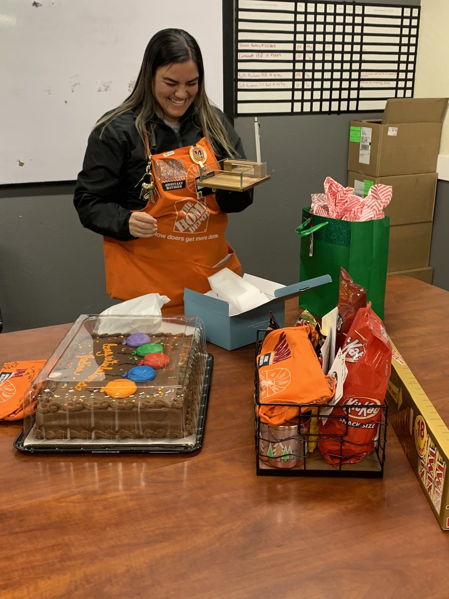 Brandi6371's tweet photo. Saying goodbye to Yadira!! Congratulations on your promotion to Store Manager #406!! We are so proud of you 🧡

 @Edmond0485 @NagyAndrew @ShawnMinkner @SandraD2429 @craigp0453 @yadi_rocha816 @aboutthepigskin 

#PMDPeopleFirst 
#D287WeAreTheBar #D287StrongerTogether
#FearUs485 https://t.co/NGMlENcC6h