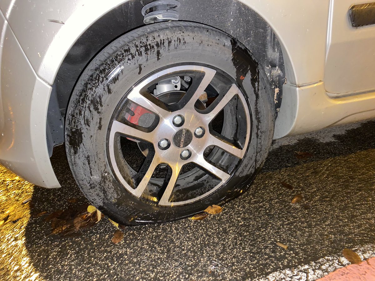 julensesma's tweet photo. Me han pinchado las ruedas del coche esta noche.

Voy a omitir escribir lo que les diría o haría si los tuviese de frente.

Así no. Seguiremos como hasta ahora. Seguiremos siendo libres. https://t.co/YP5EWYSOSF