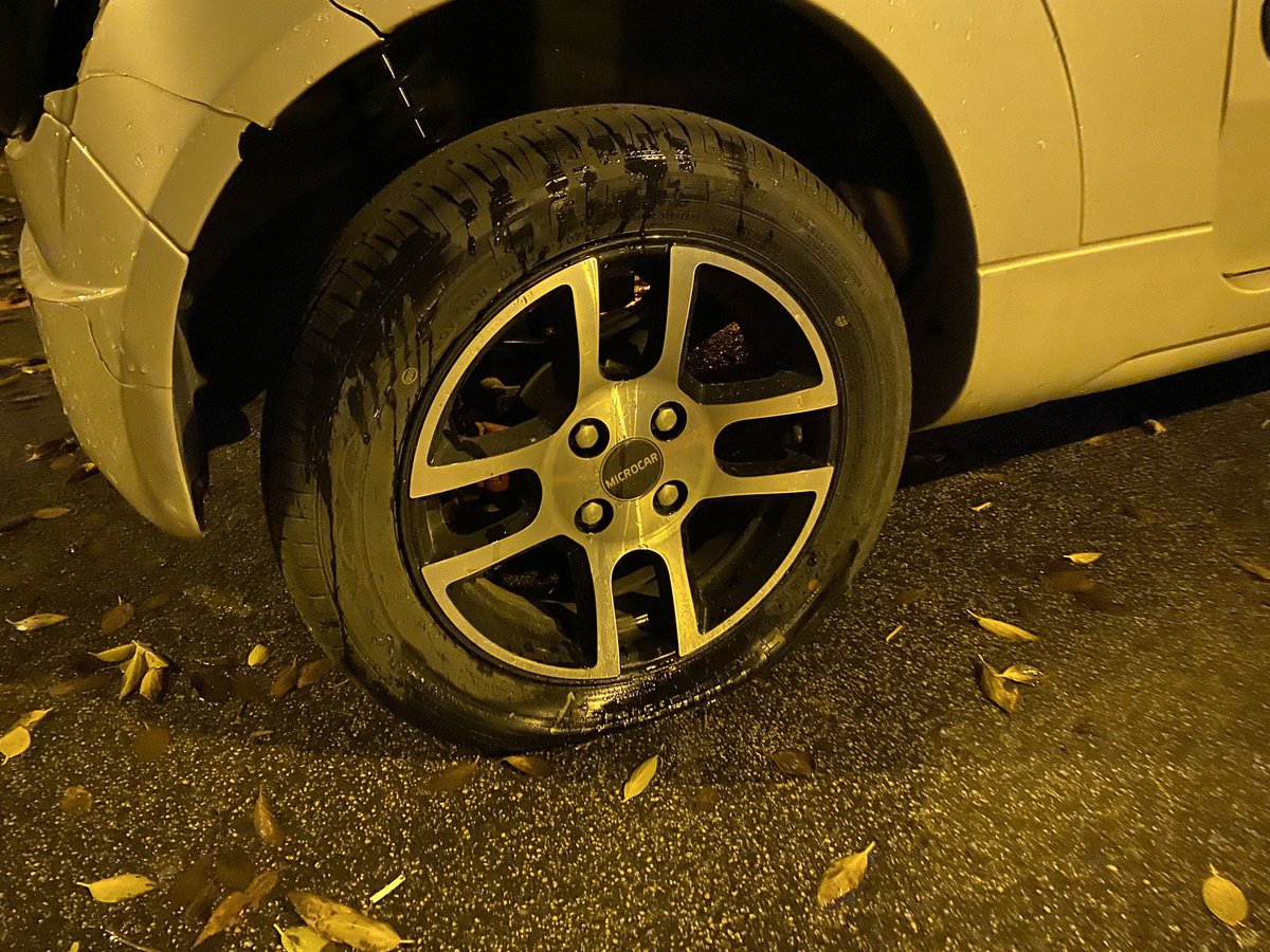 julensesma's tweet photo. Me han pinchado las ruedas del coche esta noche.

Voy a omitir escribir lo que les diría o haría si los tuviese de frente.

Así no. Seguiremos como hasta ahora. Seguiremos siendo libres. https://t.co/YP5EWYSOSF