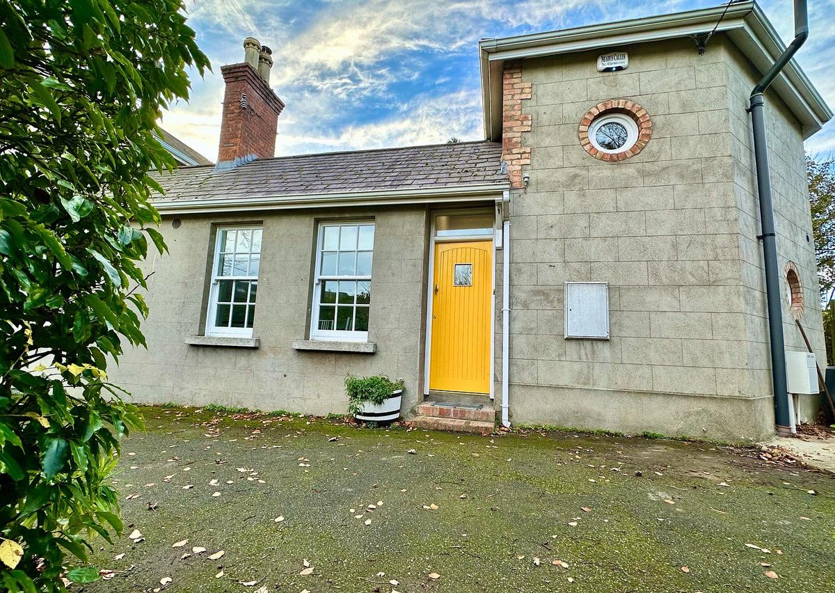 KeaneThompson's tweet photo. 🔑🗝️NEW RENTAL🔑🗝️
#kilgobbin #stepasidevillage #stepasidedublin #dublinrental #dublin18 #keanethompson #mews #luxuryproperty #sandyford #sandyfordvillage #sandyforddublin #dublinestatesgent #bringingyouhome https://t.co/gkrGxDEE3k